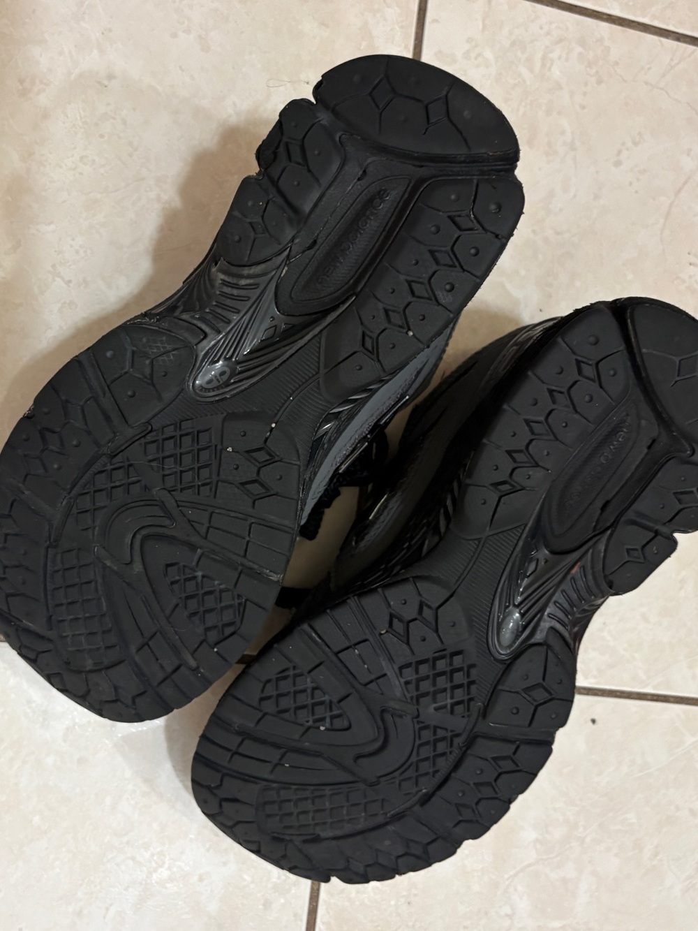 New Balance Gray and Black Trail-Style Sneakers Boys size 4 - Picture 8 of 15